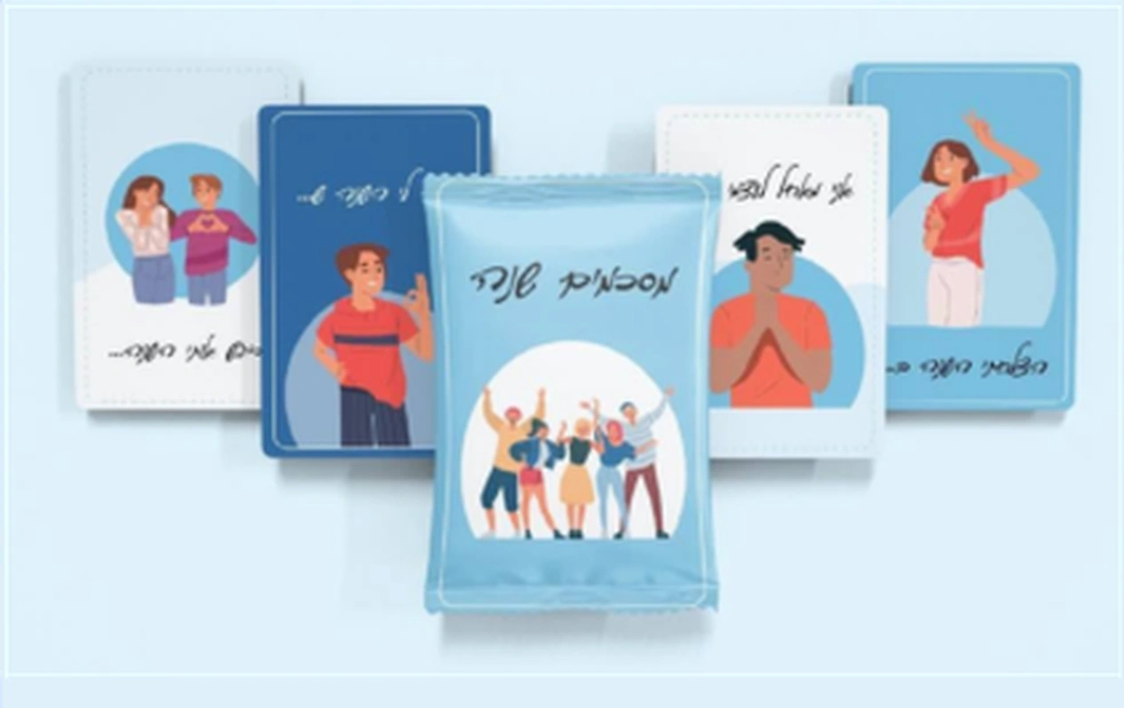 ערכת קלפים מאוירת בגווני כחול עם דמויות נשיות
