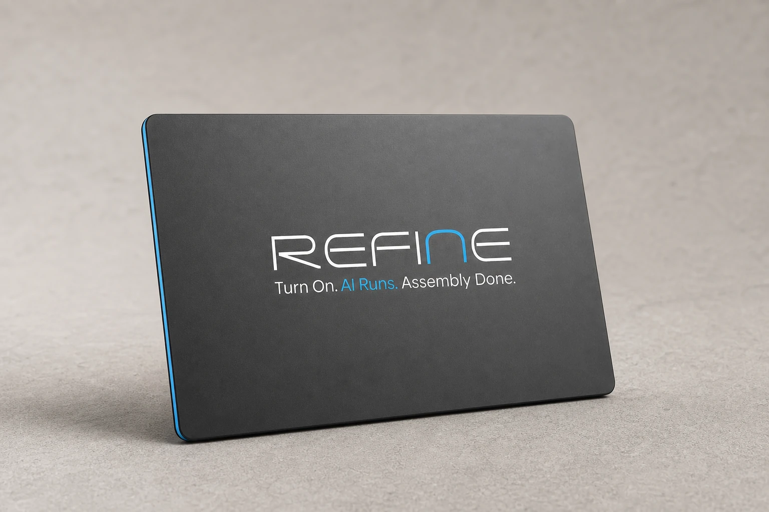 לוגו Refine בלבן ובכחול מיושם על גבי כרטיס כהה הפונה שמאלה