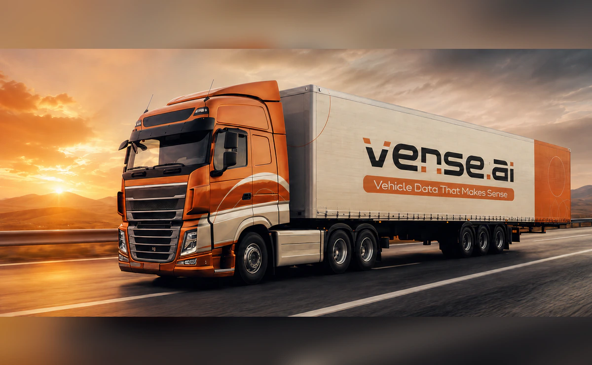 משאית כתומה במיתוג Vense עם הלוגו המלא נוסעת בכביש בשעת שקיעה